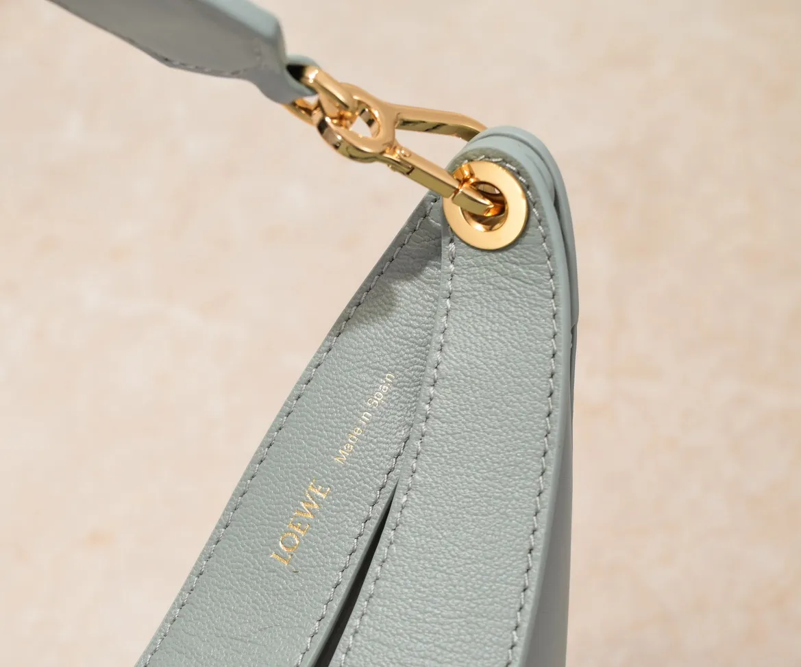 Off-white, top quality original. The smooth crescent shape of the L Luna series moon bag not only elongates the proportions of the whole person without getting stuck on the upper body, but also feels particularly comfortable. The wide shoulder strap design does not press the shoulder buckle opening, making it easier to open and close. The internal capacity is also large, and sunglasses and folding umbrellas can be easily arranged with sliding hanging loops hidden on both sides. Shoulder straps or hanging accessories can be attached, making it convenient for various occasions. It is a bag that shows off its temperament and is highly used in daily life! Luo Yiwei size: 29*27*8cm: model: 8891#